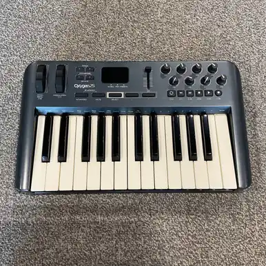 Used M-AUDIO OXYGEN 25 MIDI Controller Bargain