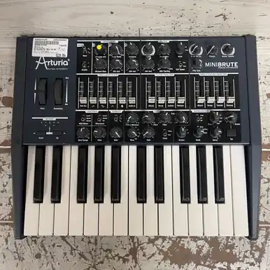 Used Arturia MINIBRUTE MK1 W/AC 25-Key Synthesizer 25-Key Exclusive
