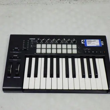Bargain Used Novation LAUNCHKEY 25 MKII 25-Key Controller 25-Key