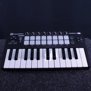 Used Novation LAUNCHKEY MINI 25-Key Controller 25-Key Trending