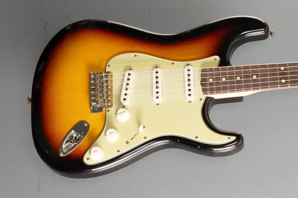 1960 Journeyman Relic Stratocaster - 3 Color Sunburst– Dave's Guitar Shop Wholesale